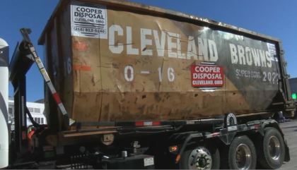 browns2 Cleveland Browns Fans Protest 0 16 Season With Parade