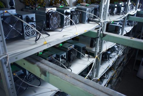Bitcoin Mining Operations Offer New Strategies Before Reward Reduction