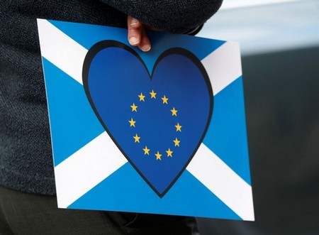 EU blue was the theme of today’s Brexit anniversary rallies